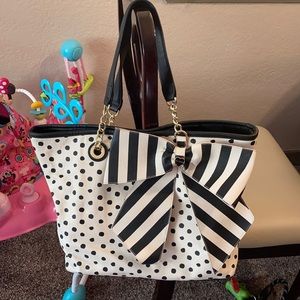 White with black polka dot purse
